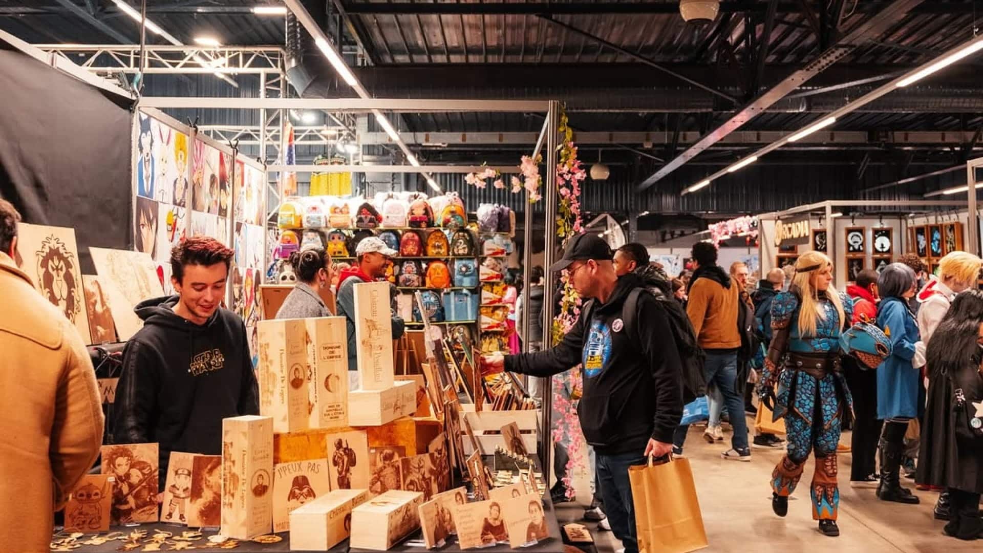 Public dans les allées animées d'un événement produit par JCK Production