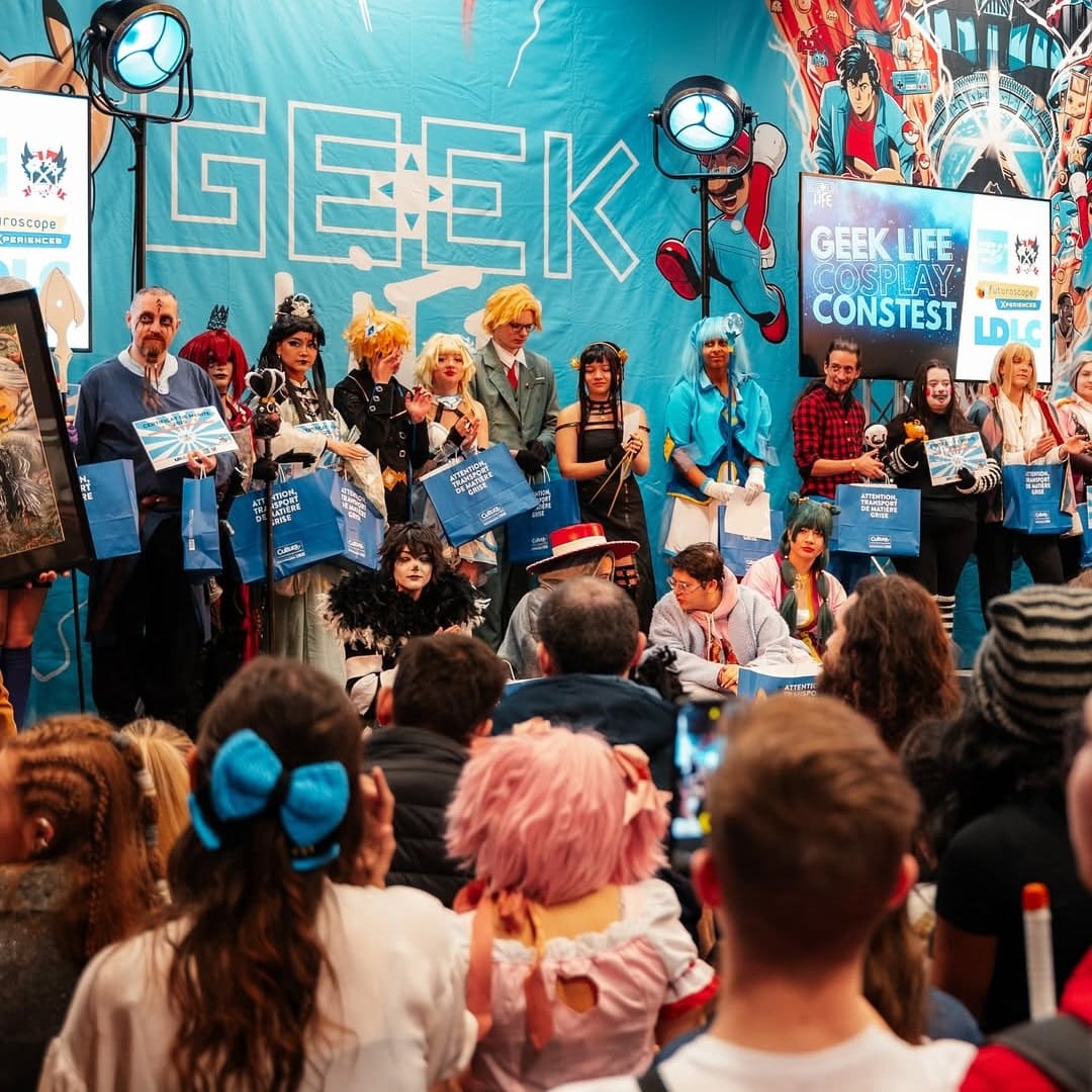 Cosplayers sur scène devant le public du festival Geek Life