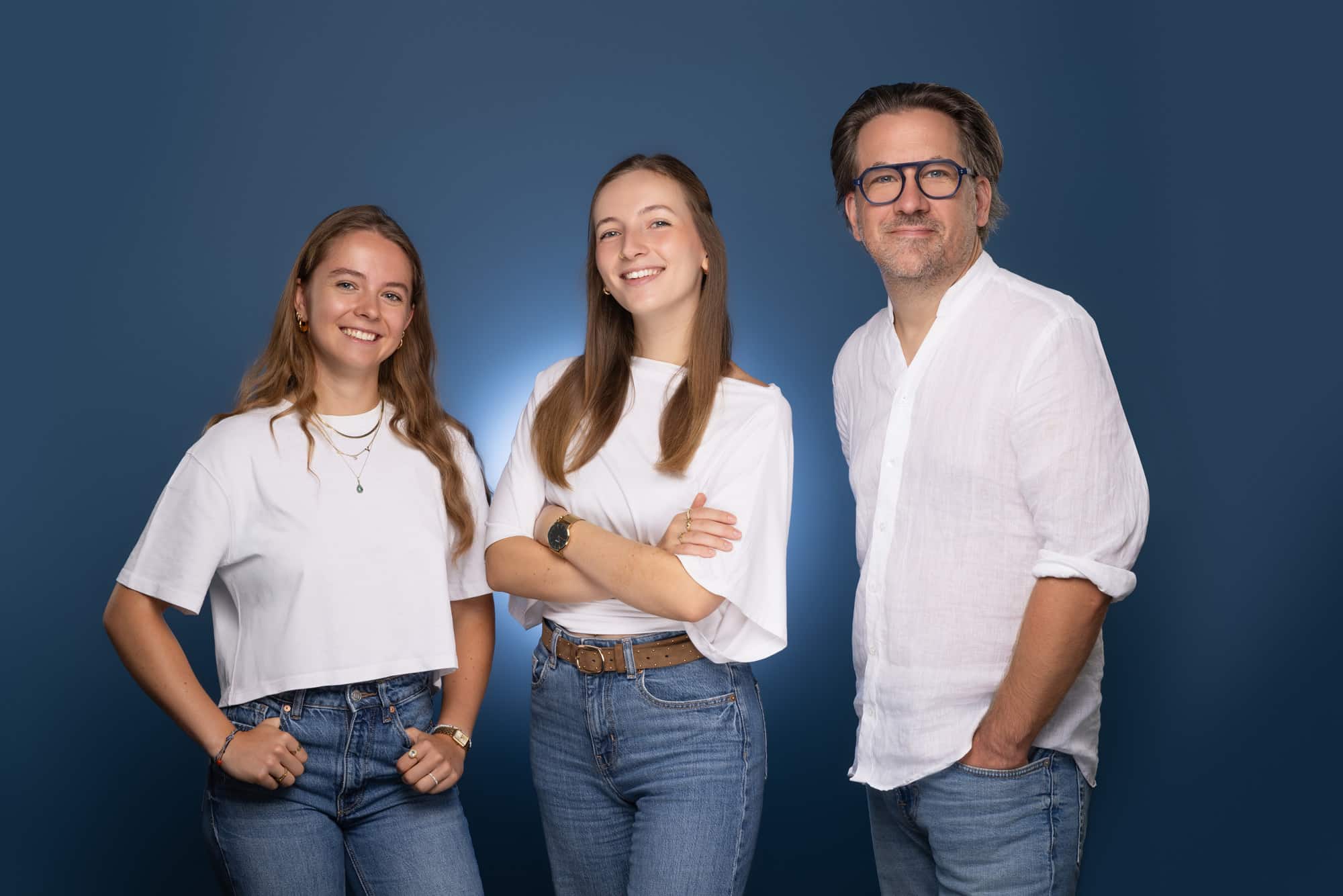 Margot Thireau, Alycia Lecoeur et Jean-Christophe Camus en studio, sur fond bleu