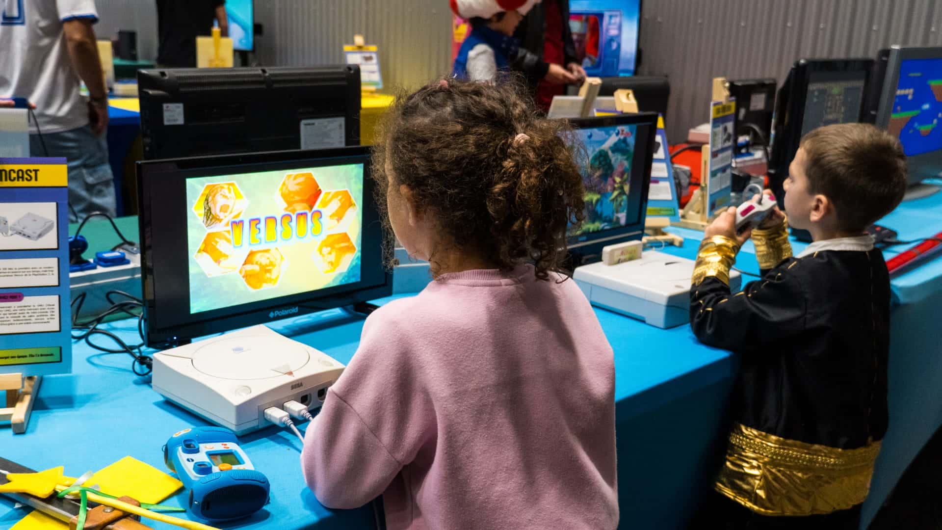 Enfants aux consoles rétro pendant « Aushopping fait son Geek Life »