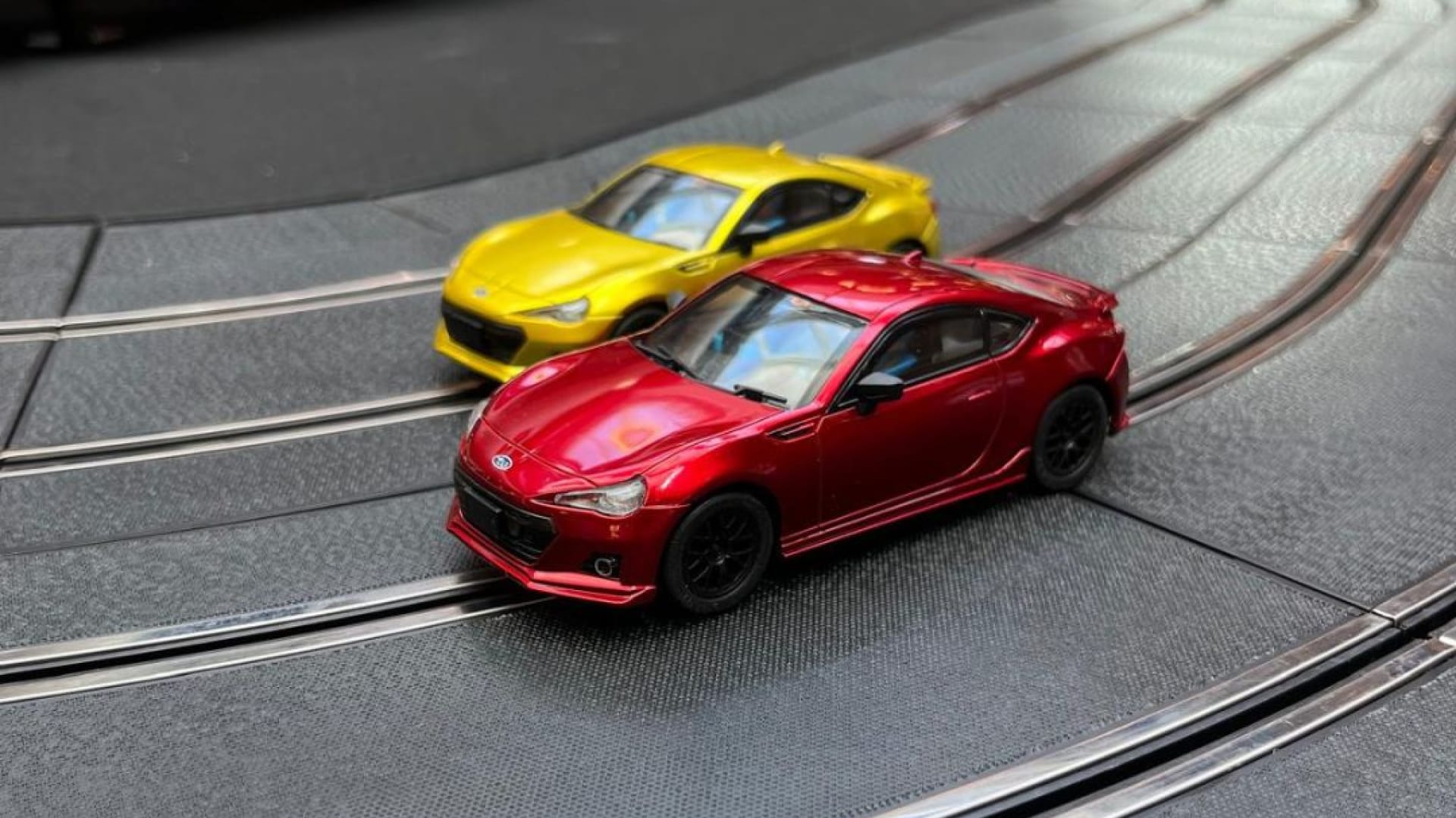 Course de voitures miniatures sur circuit électrique