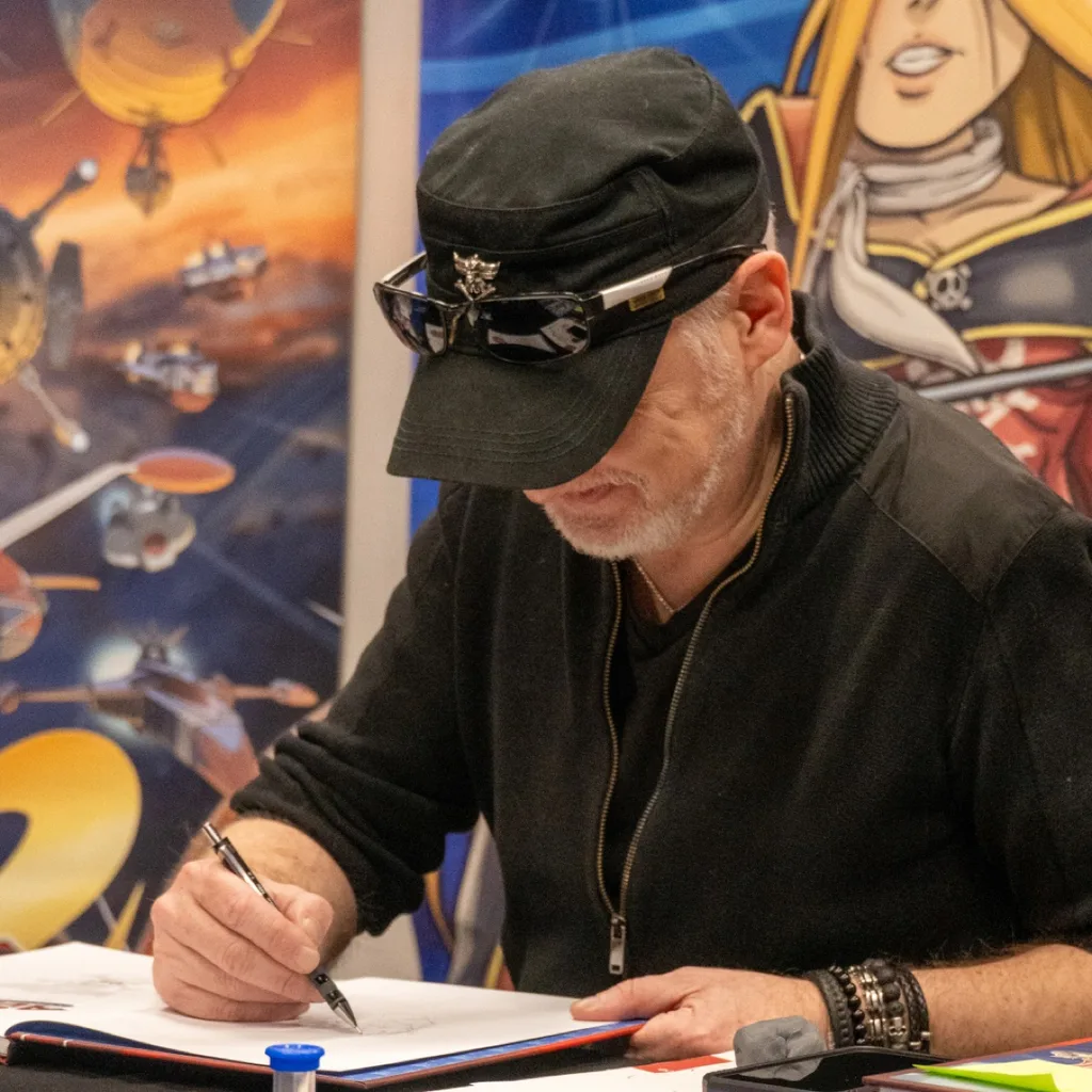 Un auteur dessine sur son stand au festival Geek Life
