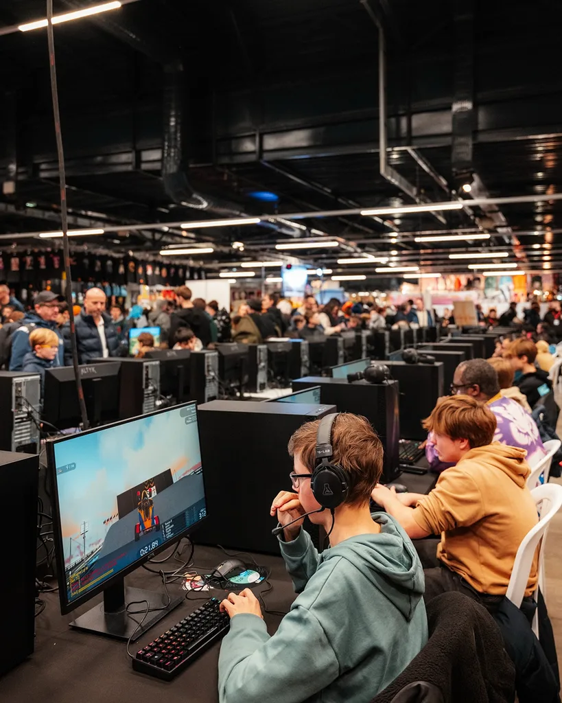 Joueurs alignés pendant un tournoi de jeux vidéo au festival Geek Life