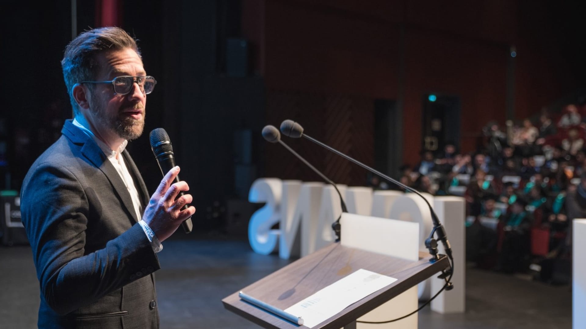 Jean-Christophe Camus au pupitre, micro en main