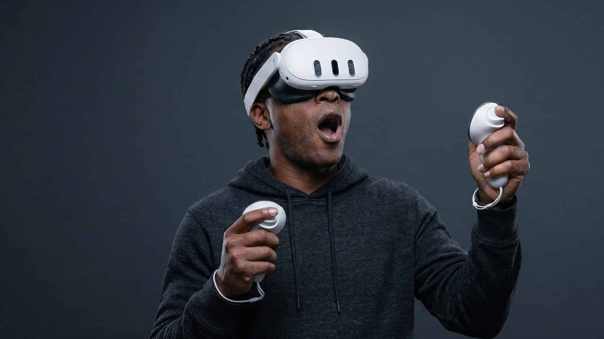 Joueur équipé d'un casque de réalité virtuelle et de ses manettes